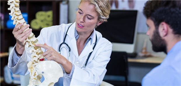 Erklären, falsche Vorstellungen korrigieren: Patienten mit chronischen Rückenschmerzen haben viele Fragen.