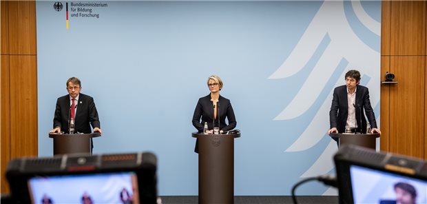 Bundesregierung startet Forschungsbündnis zu Corona Erklärten am Donnerstag Sinn und Zweck des Nationalen Forschungsbündnisses: Professor Christian Drosten, Direktor, Institut für Virologie, Charite - Universitätsmedizin Berlin (r.), Anja Karliczek (CDU, M.), Bundesministerin für Bildung und Forschung und Heyo Kroemer, Vorstandsvorsitzender, Charite.