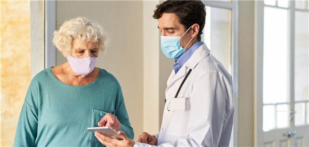 Arzt erklärt einer Patientin eine digitale Gesundheitsanwendung