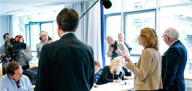 Uniklinik muss HeiScreen-Abschlussbericht vertagen Erklärungsversuche: Die Aufsichtsratsvorsitzende des Uniklinikums Heidelberg, Simone Schwanitz, informiert am Dienstag Pressevertreter über den Eilbeschluss gegen eine Informationsveranstaltung zur Bluttest-Affäre.
