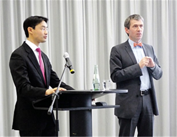 Rösler hält nichts vom NC fürs Medizinstudium Erläuterte seine Vorstellungen vom Medizinstudium: Philipp Rösler, hier mit Professor Martin Butzlaff (r.) von der Uni Witten/Herdecke