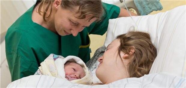 Hebammenverband kritisiert Kreißsaalverbote für Väter vehement Erlebnis Geburt: Dürfen Väter in Zeiten von Corona nicht dabei sein?