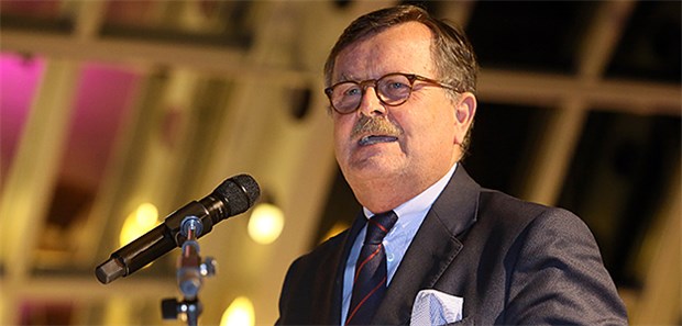 Keine Bürgerversicherung, aber viele Wünsche Erleichtert, dass die Bürgerversicherung erst einmal ad acta gelegt wurde: BÄK-Präsident Frank Ulrich Montgomery bei seiner Neujahrsemfangsrede.