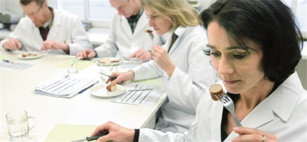 Ohne Mampf kein Kampf - Bundeswehressen im Test Ernährungswissenschaftlerin Jessica Lübben macht den Bratwursttest.