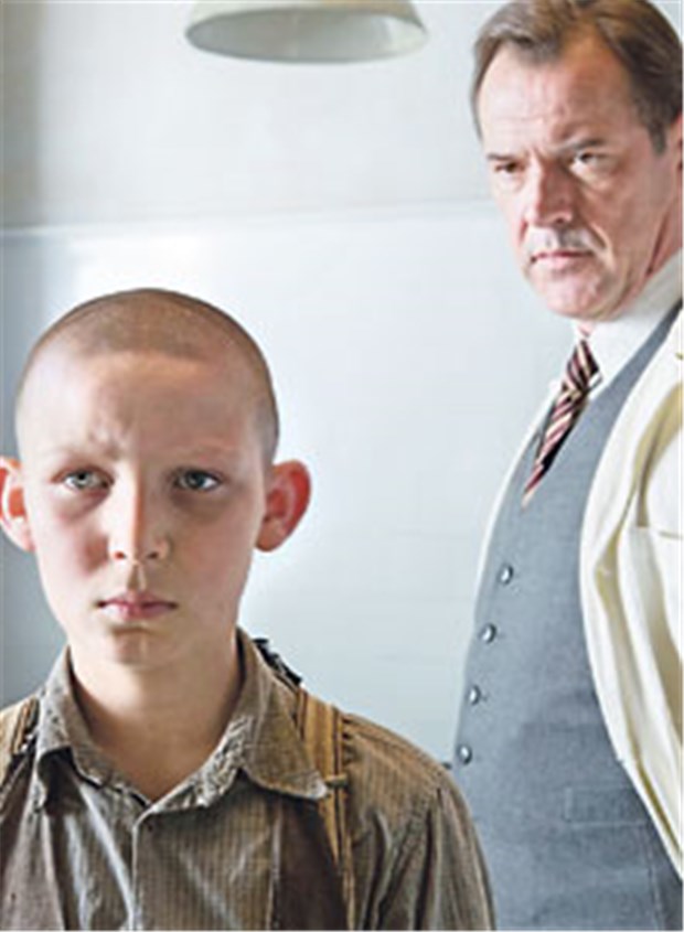 Kinofilm zeigt die Hölle auf Erden Ernst Lossa (Ivo Pietzcker, links) und Anstaltsleiter Dr. Werner Veithausen (Sebastian Koch, rechts) im Film „Nebel im August“.