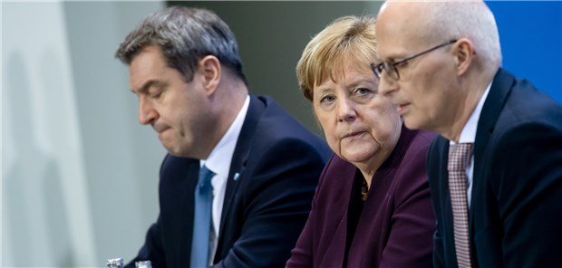 Jetzt doch fast bundesweit Schulschließungen Ernste Mienen nach der Ministerpräsidentenkonferenz: Markus Söder, Angela Merkel und Peter Tschentscher.