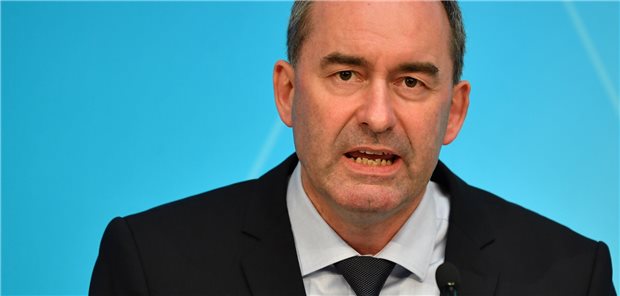 Aiwanger will Arbeitslose für Pflege rekrutieren Erntet massive Kritik für seinen Vorschlag, Langzeitarbeitslose zwangsweise zu Diensten in der Pflege einzusetzen: Hubert Aiwanger (Freie Wähler), Wirtschaftsminister und stellvertretender Ministerpräsident.