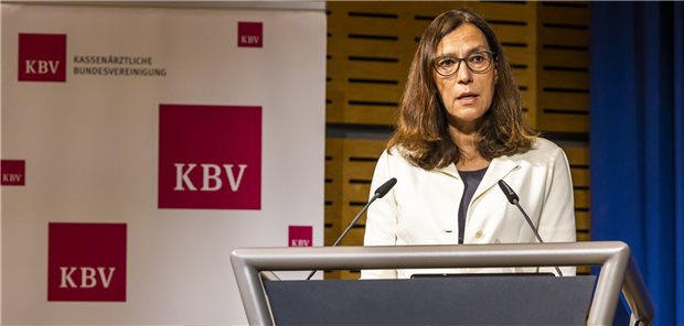 Ernüchternde Bilanz nach 10 Wochen Verantwortung für den TI-Bereich bei der KBV: Klare Zielvorstellungen vonseiten des BMG gebe es kaum, dafür aber jede Menge unrealistische Fristen, sagte Dr. Sibylle Steiner, Mitglied des KBV-Vorstands, in Essen.&#xA;