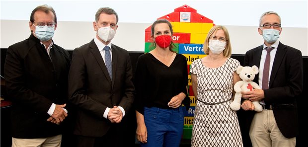 Kinderpalliativ-Zentrum will Kliniken in ganz Sachsen unterstützen Eröffneten das Kinderpalliativzentrum: Professor Michael Albrecht (Medizinischer Vorstand Uniklinikum Dresden, v.l.), Sachsens Ministerpräsident Michael Kretschmer sowie seine Frau Annett Hofmann, Zentrumsleiterin Dr. Silke Nolte-Buchholtz und Professor Reinhard Berner (Direktor der Klinik und Poliklinik für Kinder- und Jugendmedizin am Uniklinikum).