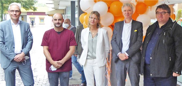 „Die Kümmerei“ in Köln begleitet und hilft, wo Ärzte es nicht können Eröffneten die „Kümmerei“ (v.l.): Matthias Mohrmann (AOK Rheinland/Hamburg), Kinderarzt Dr. Fabian Engelbertz, Birgit Skimutis (Leiterin „dieKümmerei“), Dr. Harald Rau (Stadt Köln), Reinhard Zöllner (Bezirksbürgermeister Chorweiler).