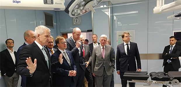 Neues INO-Zentrum am Klinikum Fulda eröffnet Eröffnung INO-Zentrum am Klinikum Fulda mit Volker Bouffier Ministerpräsident des Landes Hessen (3.v.r.), Dr. med. Thomas Menzel Krankenhaus-Managern und Chef am Klinikum Fulda (vorne links.) und Oberbürgermeister Heiko Wingenfeld (2.v.r.).