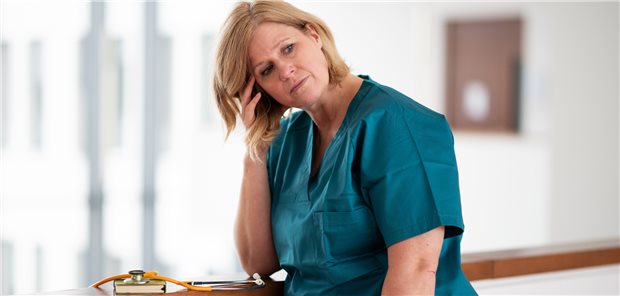 Erschöpfender Arbeitsalltag: In Bayern sollen Beschäftigten in der Langzeitpflege bis spätestens Mitte 2024 Resilienz-Workshops und Team-Coachings zur Verfügung stehen. (Symbolbild mit Fotomodell)