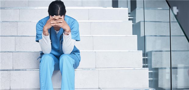 Erschöpft und frustriert? Vielen jungen Kolleginnen und Kollegen stoßen die aktuellen Rahmenbedingungen der Patientenversorgung in den Kliniken mehr als bitter auf. Das muss sich ändern, will man den Nachwuchs in der Versorgung halten.
