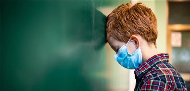 Erschöpftes Kind: Krank nach durchgemachter COVID-19? Das ist offenbar nur sehr selten der Fall.