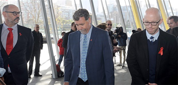 Viele Aids-Experten unter den Toten Erschüttert und traurig: der designierte IAS-Präsident Professor Chris Beyrer (Mitte) mit Kollegen am Freitag in Melbourne.