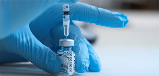 COVID-19-Impfempfehlung jetzt offiziell veröffentlicht Ersehntes Bild für die Bundesrepublik: Die BioNTech-Vakzine BNT162b2 kurz vor der Impfung.