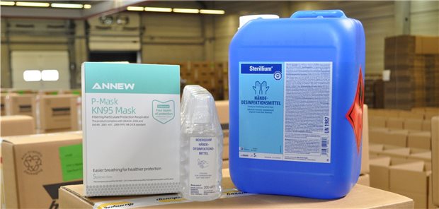 Ersehntes Schutzmaterial: Masken und Desinfektionsmittel an einem geheimen Lagerort in Hamburg.