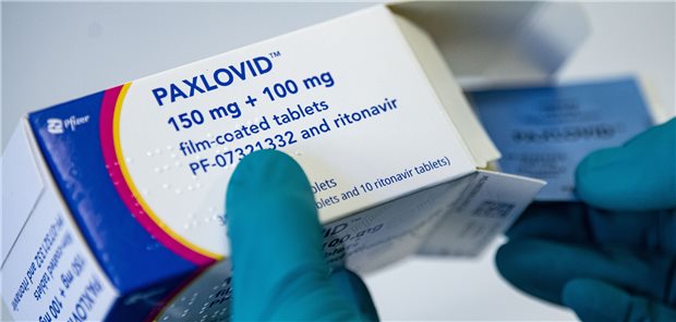 Paxlovid -Einkauf der Bundesregierung: Große Mengen noch im Lager Erst 64.000 Einheiten des Corona-Medikaments Paxlovid sollen laut BMG an Apotheken ausgeliefert worden sein.