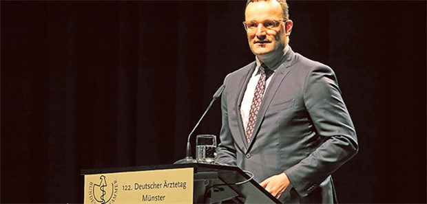 Ärztetag will den „Turbo-Spahn“ entschleunigen Erst Buh-Rufe, dann Beifall: Bundesgesundheitsminister Jens Spahn rief bei der Eröffnung des Ärztetags unterschiedliche Reaktionen hervor.