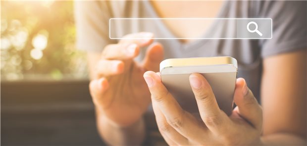 Junge Dame mit Handy unter Suchzeile - hat sich ihr Informationsverhalten durch die SARS-CoV-2-Pandemie, auch Corona-Pandemie, geändert?