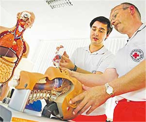 "Bufdi" zu sein wird immer beliebter Erst Theorie, dann die Praxis: Für "Bufdis" und die Träger der Einsatzorte lohnt sich die Ausbildung zum Rettungssanitäter wieder.