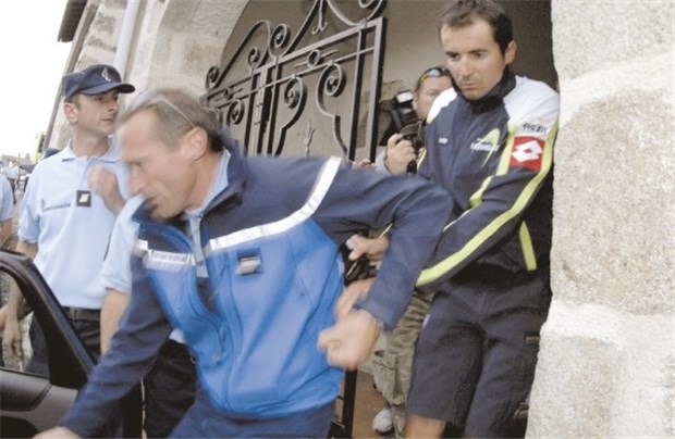 Weitere Fahrer unter Verdacht Erst abgeführt, jetzt wieder auf freiem Fuß: für Manuel Beltran (r.) aus Spanien ist die Tour de France vorbei.