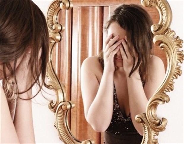 "Was bin ich hässlich" - wenn der kritische Blick auf den Körper zur Dysmorphophobie wird Erst der überkritische Blick in den Spiegel, dann das Entsetzen: Symptom einer Dysmorphophobie.
