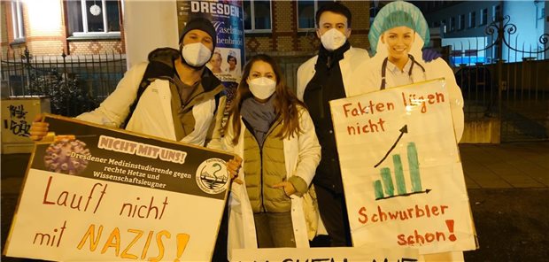 Dresdner Medizinstudenten ernten Zuspruch für Protest gegen Corona-Leugner Erst geht die Polizei gegen sie vor, dann ernten sie viel Zustimmung für ihren Protest: Teilnehmer der Mahnwache vor dem Uniklinikum Dresden.