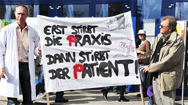 Tausende Hausärzte protestieren gegen Reformpläne "Erst stirbt die Praxis, dann stirbt der Patient." Zwei demonstrierende Ärzte in Essen.