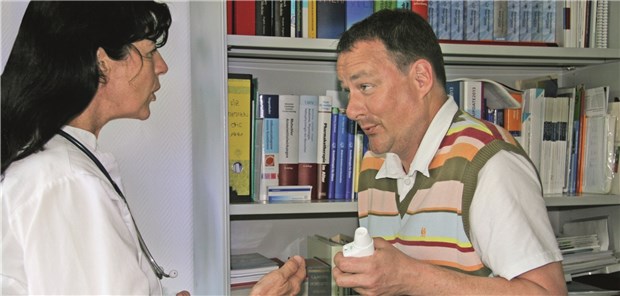 Der Hausarzt lenkt im DMP Erst weit ausatmen, dann Inhalat einziehen – dieser Lerninhalt gehört zur Patientenschulung dazu.