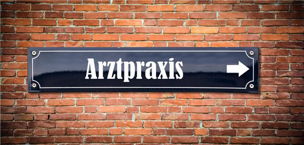 Schild mit Aufschrift Arztpraxis drauf.