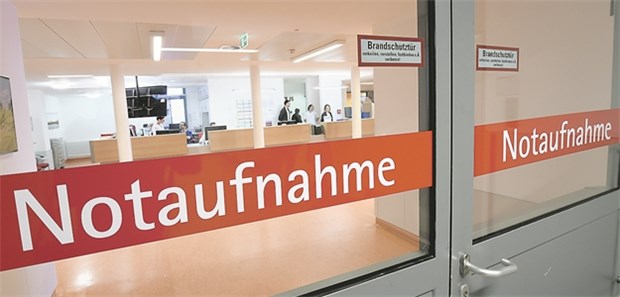 Mit dem Triage-Tresen gegen Engpässe in der Notfallambulanz Erste Anlaufstelle Notaufnahme: In Hessen soll ein Projekt zeigen, ob der gemeinsame Triage-Tresen von Klinik und Ärztlichem Bereitschaftsdienst wirkt.