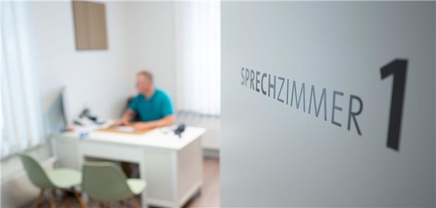 Primärarztsystem: „Das kann von uns aus morgen starten“ Erste Anlaufstelle für die Patienten!? Ein Hausarzt sitzt in einem Sprechzimmer seiner Praxis.