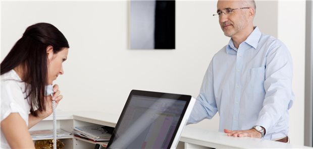 Praxispersonal stellt sich hinter KBV-Forderungen in Honorarverhandlungen Erste Anlaufstelle in der Praxis: Die medizinische Fachangestellte.