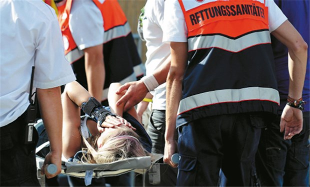 Nach dem Einsatz in Duisburg: "Ich empfand die Situation als surreal" Erste Hilfe: Ärzte und Rettungssanitäter leisten Schwerstarbeit unmittelbar nach der Katastrophe.