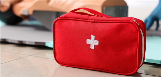 Erste Hilfe-Kurs: Das Programm „Mental Health First Aid“ (MHFA) sorgt dafür, dass Ersthelfer für psychische Notlagen ausgebildet werden. Die Datenlage zu ihrem Nutzen ist mangelhaft, urteilt ein Cochrane-Team.