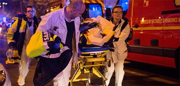 'Es war eine Albtraumnacht mit Verhältnissen wie im Krieg' Erste Hilfe in den Straßen von Paris: Ärzte und Rettungskräfte versuchen, Opfer so schnell wie möglich in Krankenhäuser zu transportieren.