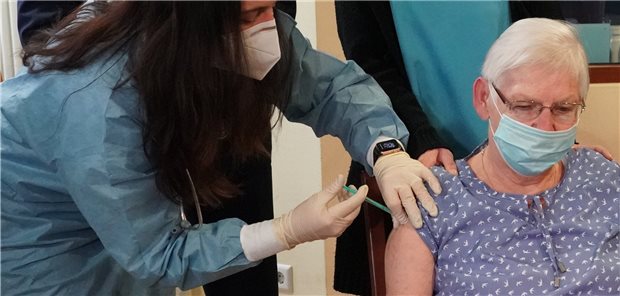 Erste Impfungen in Sachsen-Anhalt: Ein Pieks reicht noch nicht für die Immunisierung, zwei dagegen mit hoher Wahrscheinlichkeit schon. Aber genügen zwei Impfdosen auch, um das Virus auch nicht mehr weiterzutragen? Das ist noch nicht geklärt.