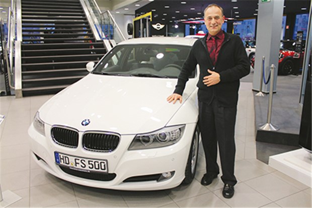 Fahrspaß für Eppinger Unfallchirurgen Erste Kontaktaufnahme mit dem Gewinn, einem BMW 320d Touring: Dr. Michael Schneider, Unfallchirurg aus Eppingen.
