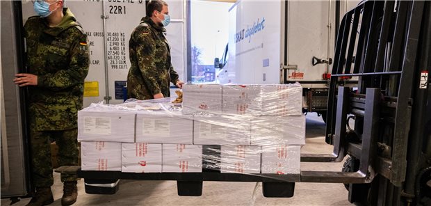 Saarland gibt Novavax-Dosen an Arztpraxen ab Erste Lieferungen nach Deutschland: Bundeswehrsoldaten bereiten am Freitag die Auslieferung von Nuvaxovid, den Impfstoff von Novavax, auf dem Gelände der Bundeswehrapotheke in Quakenbrückk in Niedersachsen für den Abtransport in Kühlfahrzeugen vor.