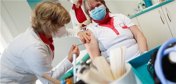 Schleichgang bei Corona-Impfungen nervt Ärzte Erste Praxen etwa in Brandenburg haben mit dem Impfen schon begonnen.
