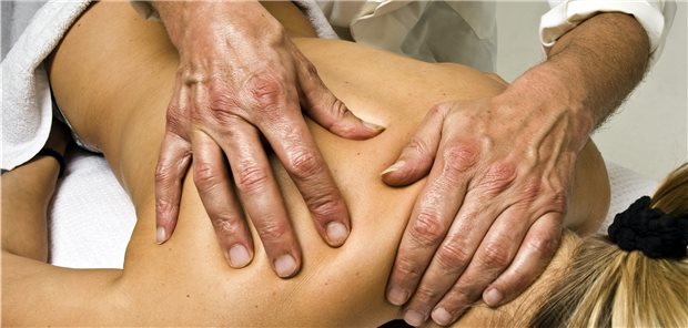 Verspannungen vorbeugen: Bewegung ist das A und O Erste physiotherapeutische Aufgabe bei Patienten mit Verspannungen ist es, die Muskulatur zunächst zu lockern und zu dehnen.