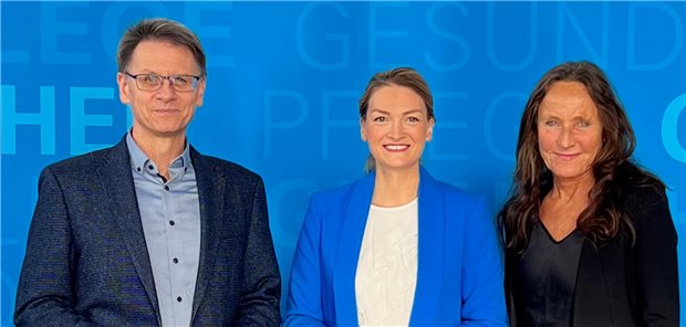 Bayern Gesundheitsministerin Gerlach fordert rasche Regulierung von iMVZ Erster Austausch mit der Ministerin: Bayerns Gesundheitsministerin Judith Gerlach (Mitte) mit den Vorstandsmitgliedern der KVB Dr. Christian Pfeiffer (links) und Dr. Claudia Ritter-Rupp (rechts).