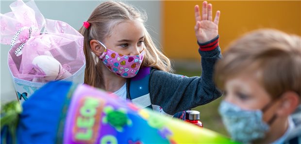 Schulstart mit Hygiene-Konzept Erster Schultag nach den Sommerferien in einer Schweriner Grundschule: mit Schultüte und Maske.