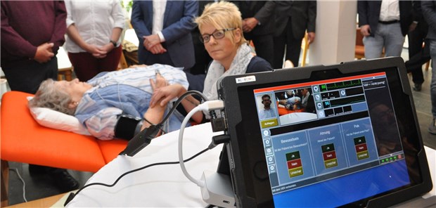 Erster Telemedizin-Patientenkontakt in Burg: Eine Mitarbeiterin des Seniorenheimes hat Kontakt mit einer Hausarztpraxis aufgenommen.