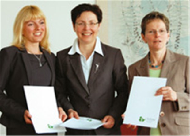Thüringen lockt junge Ärzte mit Stipendium in die Niederlassung Erstes Stipendium vergeben: Anne Fleischer, Ministerin Heike Taubert und die Vorsitzende der KV Thüringen, Regina Feldmann (v.l.). © rbü