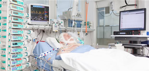 Finnische KI nimmt sich Onkologie und Neurologie vor Erstmals kann während einer Op mittels KI permanent die Hirnleistung überwacht werden, so Cerenion.