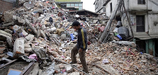 Schulstart inmitten von Ruinen Erstmals nach dem verheerenden Erdebeben in Nepal Ende April geht die Schule wieder los.