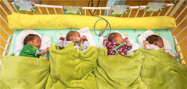 Vierlinge in Dresdner Uniklink geboren Erstmals seit 40 Jahren kamen in Dresden wieder Vierlinge zur Welt. Inzwischen haben die Kinder ihr Geburtsgewicht verdoppelt und konnten aus dem Krankenhaus entlassen werden.