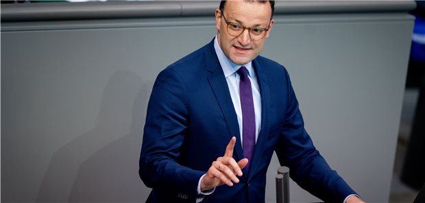 Spahn: Nächstes Jahr wird in Kliniken investiert wie nie zuvor Erstmals seit Jahrzehnten investiere der Bund aus Haushaltsmitteln in den stationären Sektor, sagte Gesundheitsminister Jens Spahn am Freitag im Bundestag.